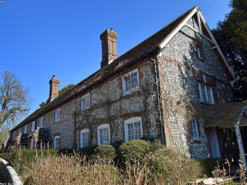 Dokan Riverside Cabin